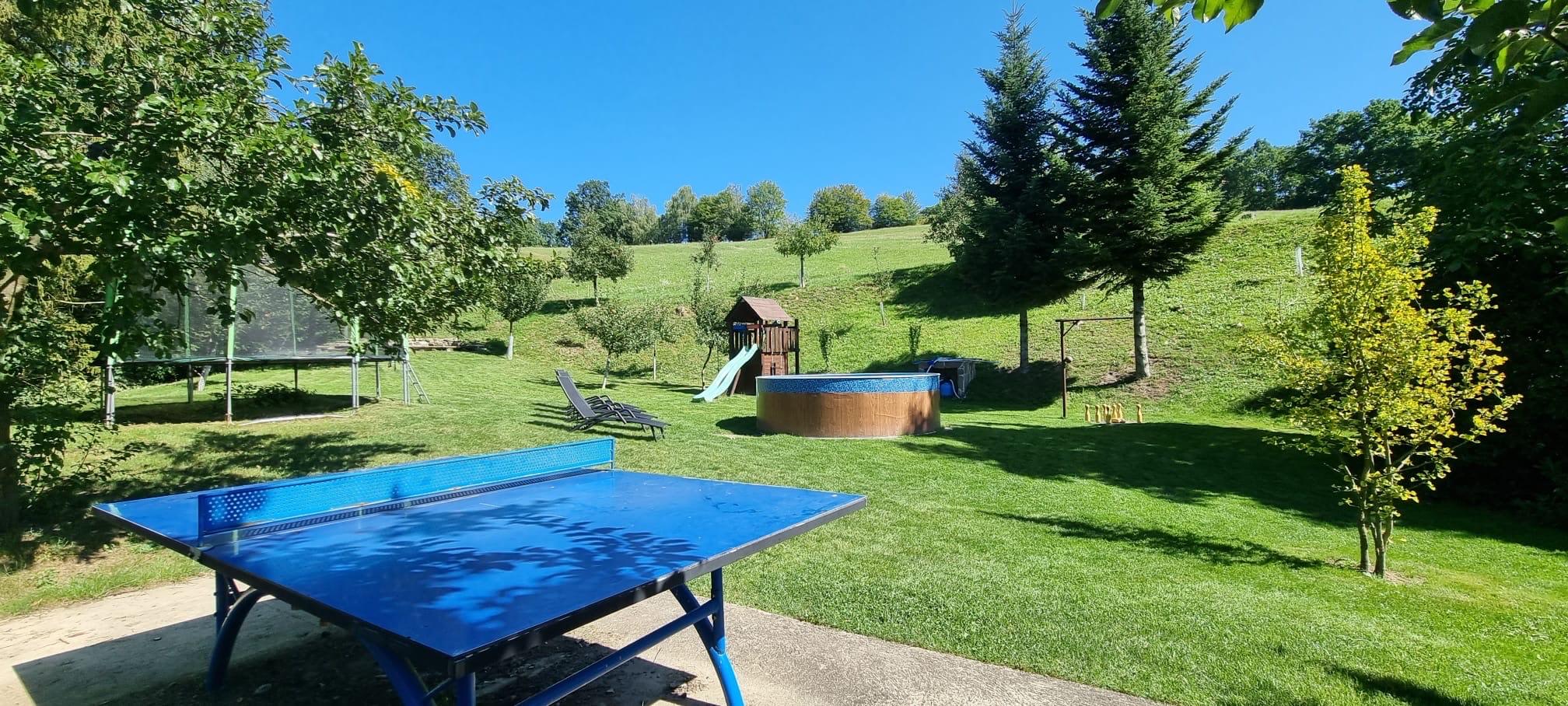 Stolní tenis, trampolína a bazén ve velké zahradě
